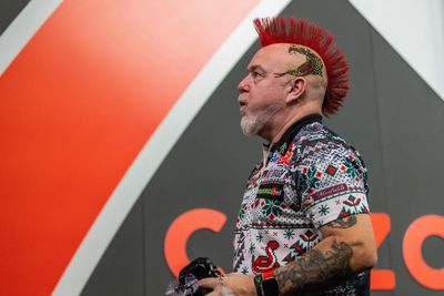 Peter Wright crashes out in New Zealand to truck driver Jonny Tata