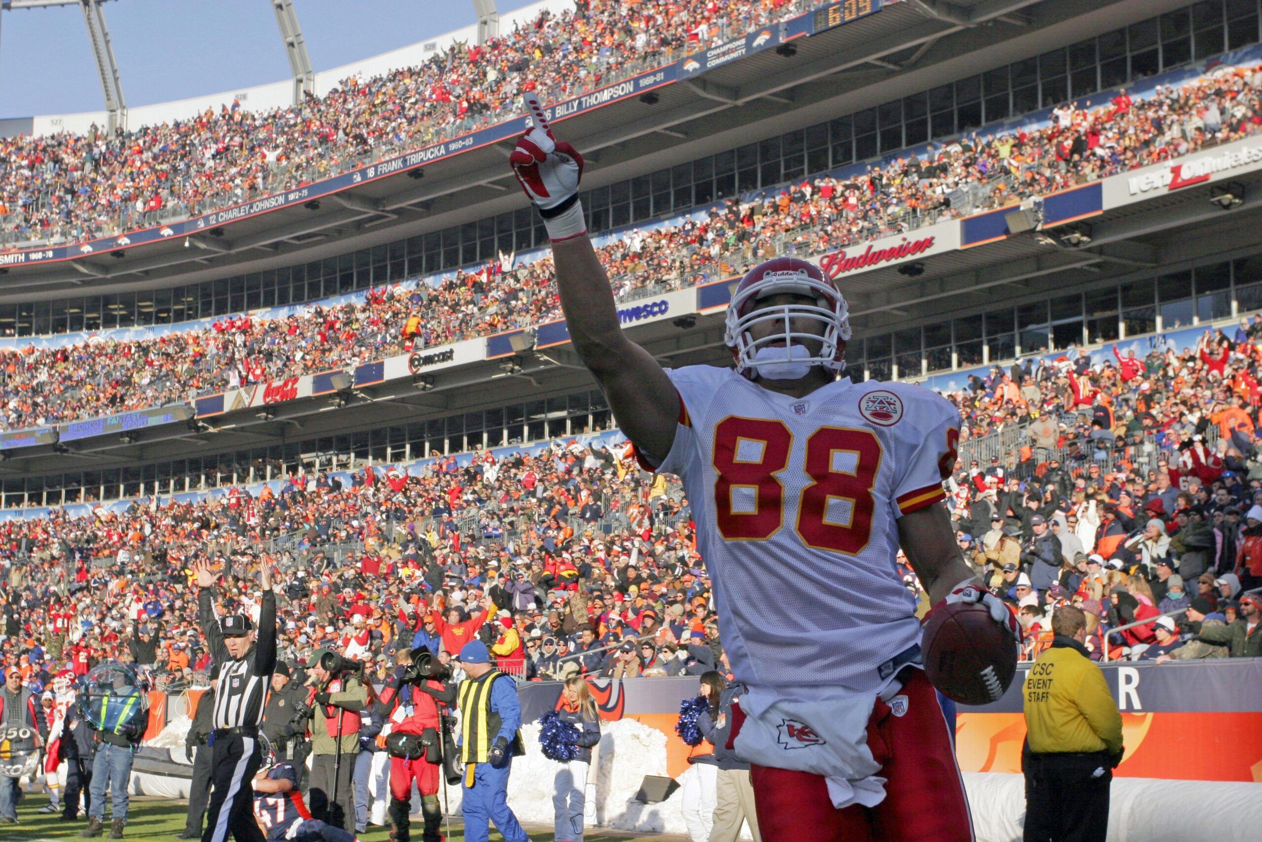 157 Steve Deberg Chiefs Photos & High Res Pictures - Getty Images