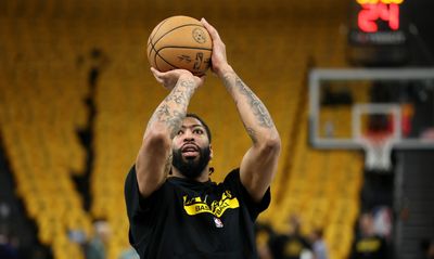 Watch: Anthony Davis puts in work at the gym