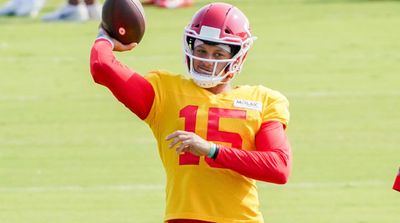 Chiefs Share Incredible Slo-Mo Video of Patrick Mahomes’s Latest Behind-the-Back Pass