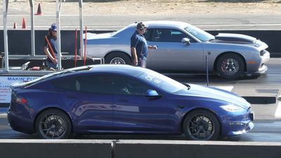 Tesla Model S Plaid Vs 1,000-HP Dodge Challenger Hellcat Is A Close Drag Race