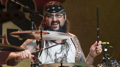 “I have no problem with people that want to drink and do drugs – if they can do it in moderation. I wish I could, but I can’t”: when Mike Portnoy performed his 12-Step Suite