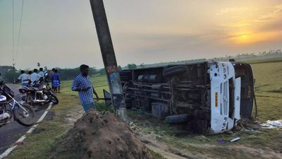 Over 20 workers injured after private bus overturns near Cheyyar in Tiruvannamalai