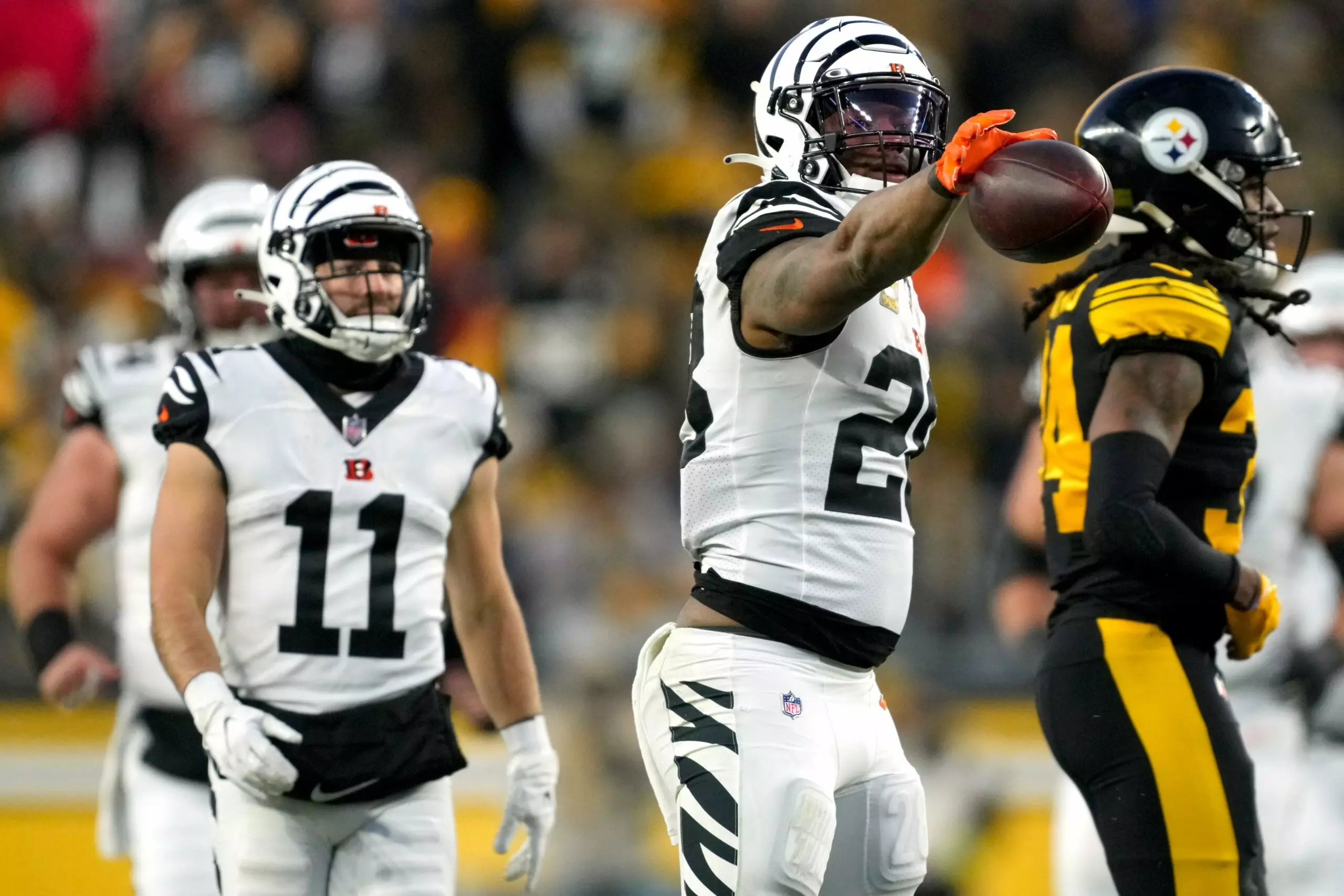 Cincinnati gets White Bengal uniform and helmet combo for MNF vs. Rams