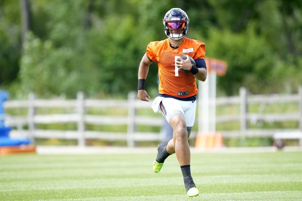 Chicago Bears offensive coordinator Luke G , left, talks to Chicago  Bears 2023 draft pick, defensive lineman Zacch Pickens during the NFL  football team's rookie minicamp at Halas Hall in Lake Forest, Ill.,  Saturday, May 6, 2023. (AP Photo/Nam Y. Huh