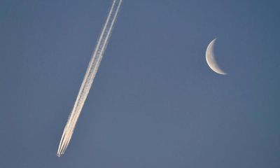 AI helps airline pilots avoid areas that create polluting contrails