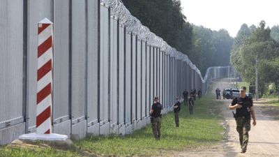 Poland to deploy 10,000 troops to guard its border with Belarus