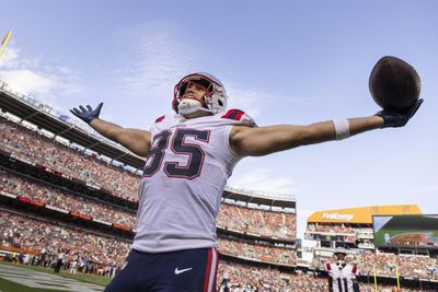 Is it time for Patriots to extend TE Hunter Henry to new deal?