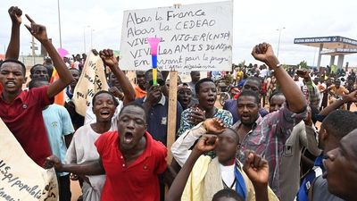 Thousands of Niger coup supporters protest near French military base