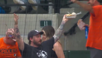 A baseball fan randomly caught a foul ball with his plate of barbecue during Astros – Orioles