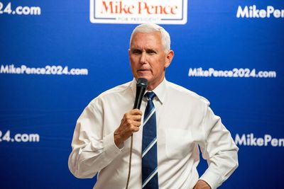 Video: Pence pretends to pump gas