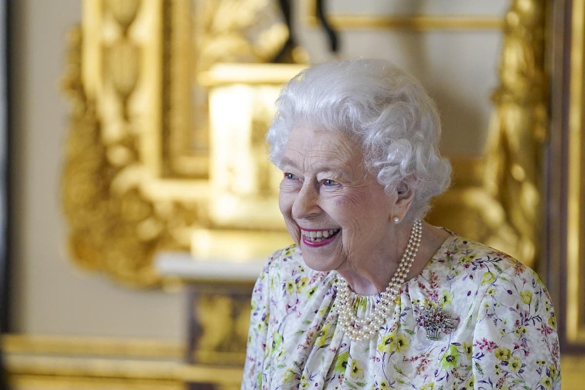 Queen Elizabeth tells photographers to move out of the…