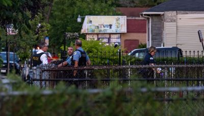 Gunman critically wounded in struggle over weapon with officer in Far South Side