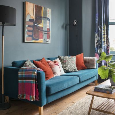 Styling experts share their insider tricks for arranging sofa cushions perfectly every time