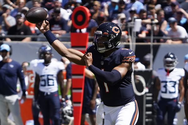 DJ Moore Scores 62-Yard Touchdown on First Catch With Bears, National  Sports