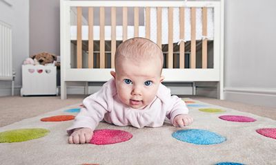 How to tempt my baby daughter to take her first steps?