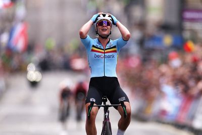 As it happened: Kopecky conquers elite women's World Championships road race