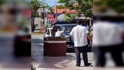 Mexico: Taxi drivers in Cancun smash car windows, thinking it's an Uber