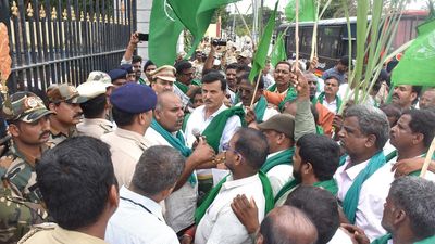 Sugarcane growers stage demonstration in front of new Deputy Commissioner’s office in Mysuru