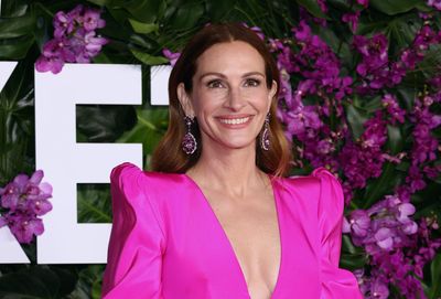Julia Roberts is auctioning off a private lunch to raise money for striking writers and actors