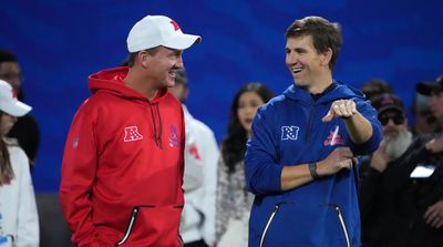 Eli Manning Roasts Brother Peyton About Class He Will Teach at Tennessee