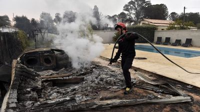 More than 3,000 holidaymakers flee violent fire near Spanish border