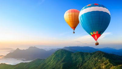 “I thought I was going to throw up” – Colorado man slacklines between two hot air balloons