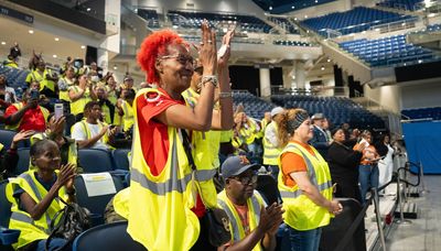 Safe Passage workers celebrated before Chicago kids go back to school