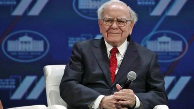 5 Stocks Warren Buffett Is Buying (and 8 He's Selling)