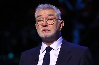 Martin Shaw says theatres should ‘screen out mobile phone signals in the auditorium’