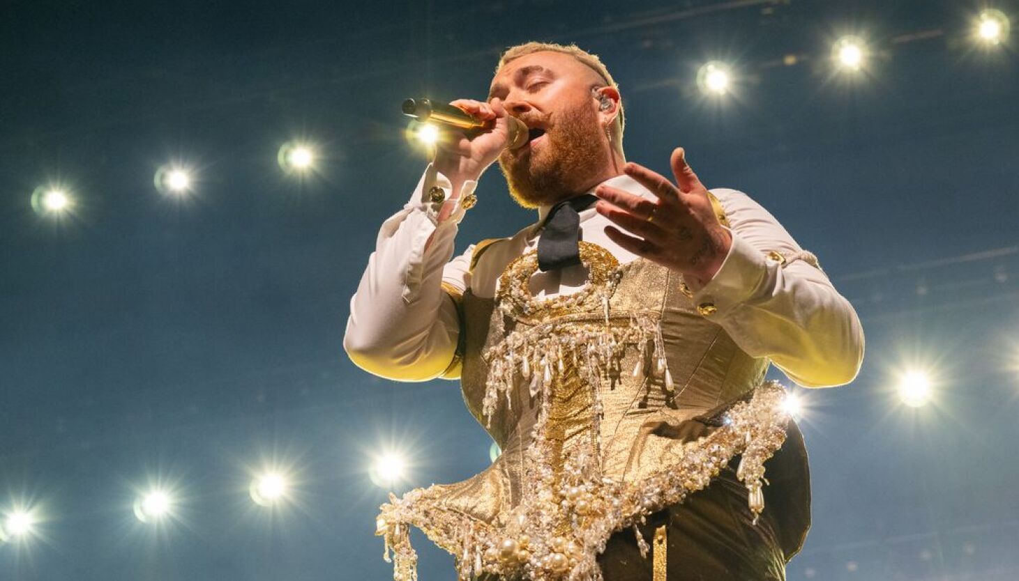 Sam Smith delivers a sultry dose of razzle-dazzle in…