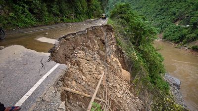 Landslips block highway in Manipur, at least 500 trucks stranded