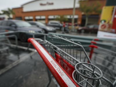 Aldi says it will buy 400 Winn-Dixie, Harveys groceries across the southern U.S.