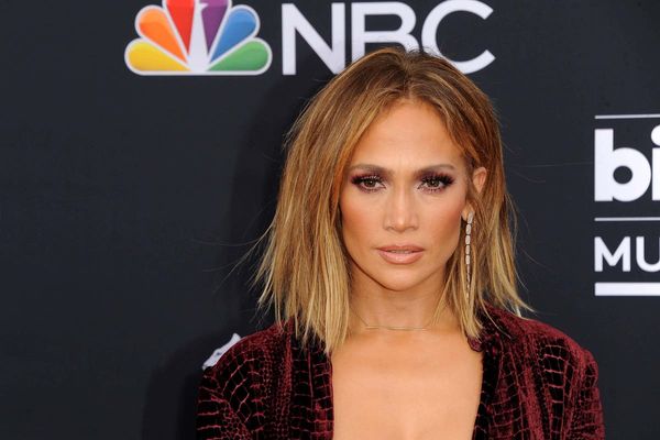 Jennifer Lopez Went Makeup-Free on Christmas With Her Family – StyleCaster