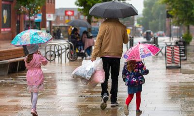 Wet weather dampens retail sales in Great Britain