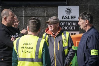 Aslef union train drivers in England to strike again over pay