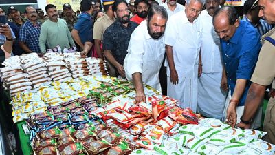 Kerala CM accuses Centre of failing to rein in prices