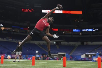 Former Georgia TE Darnell Washington makes nifty one-handed catch