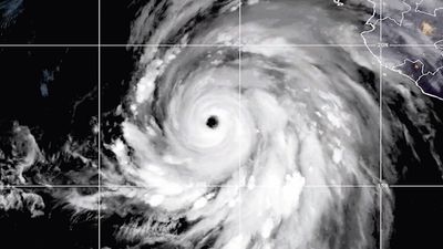 Satellites watch powerful Hurricane Hilary swirl above the Pacific Ocean (video)