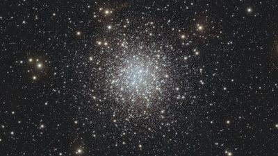 Bright cluster packed with stars shines in gorgeous new infrared image