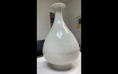 British and Swiss police break up a crime ring and recover a valuable Ming vase in a sting operation