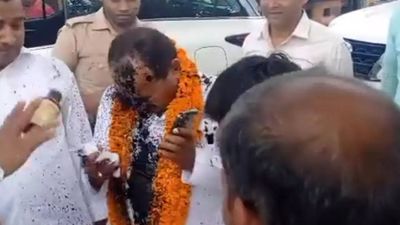 Uttar Pradesh: Ink attack on BJP candidate Dara Singh Chauhan during campaigning for Ghosi assembly by-poll