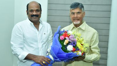 Former YSRCP leader Yarlagadda Venkata Rao meets Chandrababu Naidu in Hyderabad