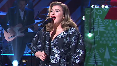 Kelly Clarkson's Kids Joined Her Onstage During Vegas Show, And Fans Have All The Feels