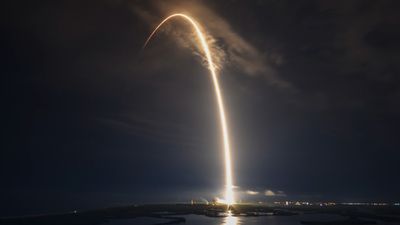 SpaceX lights up the skies with midnight Starlink launch (photos)