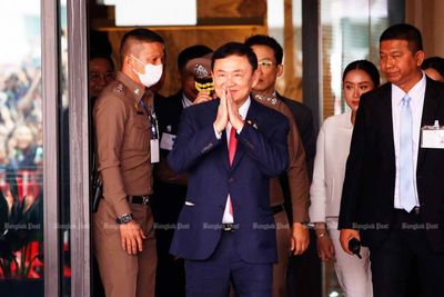 Thaksin arrives at Don Mueang