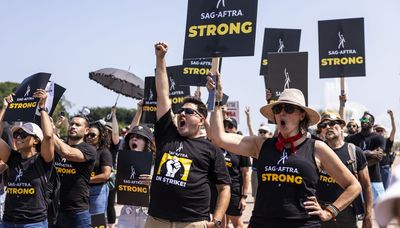 ‘Hot labor summer’: Actors, union leaders rally in downtown Chicago as SAG-AFTRA strike continues