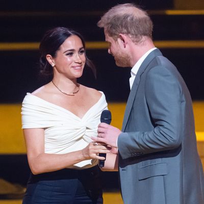 Meghan Markle Uses "Secret Signal" to Get Prince Harry's Attention, Says Expert