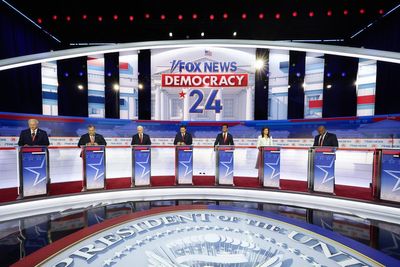 Chris Christie booed by audience at first Republican debate following Trump criticism