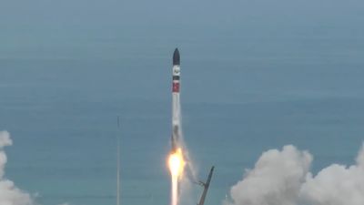 Rocket Lab launches booster with preflown engine for 1st time (video)